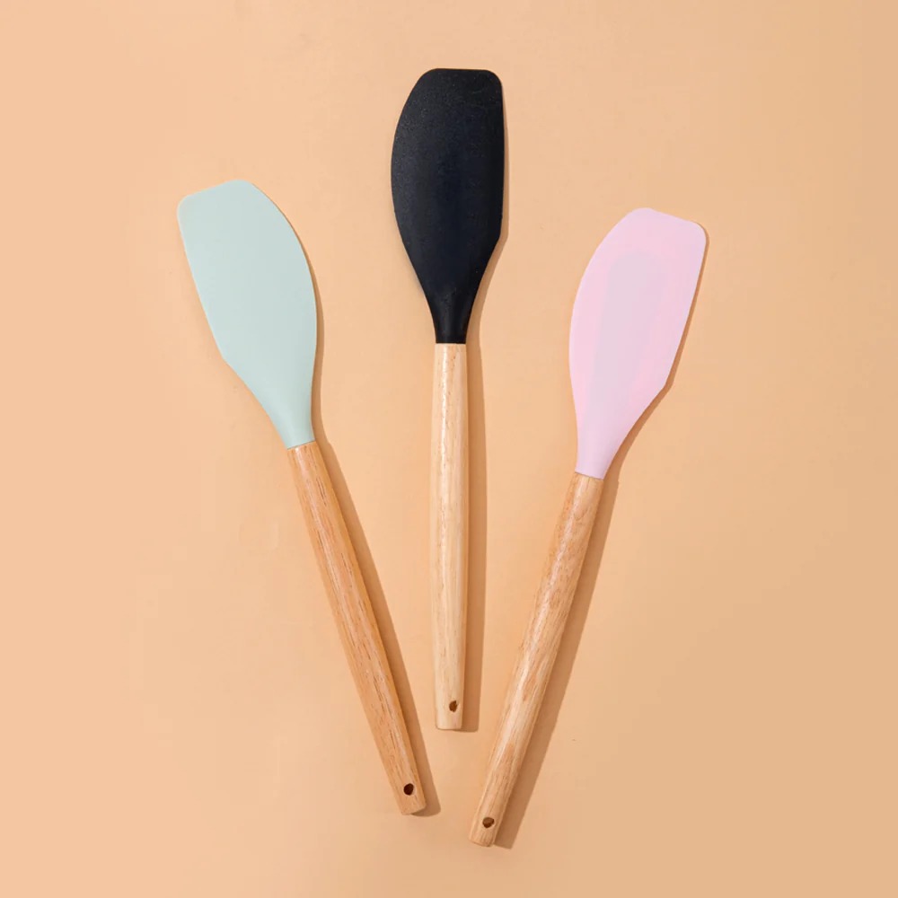 spautla with wooden handle